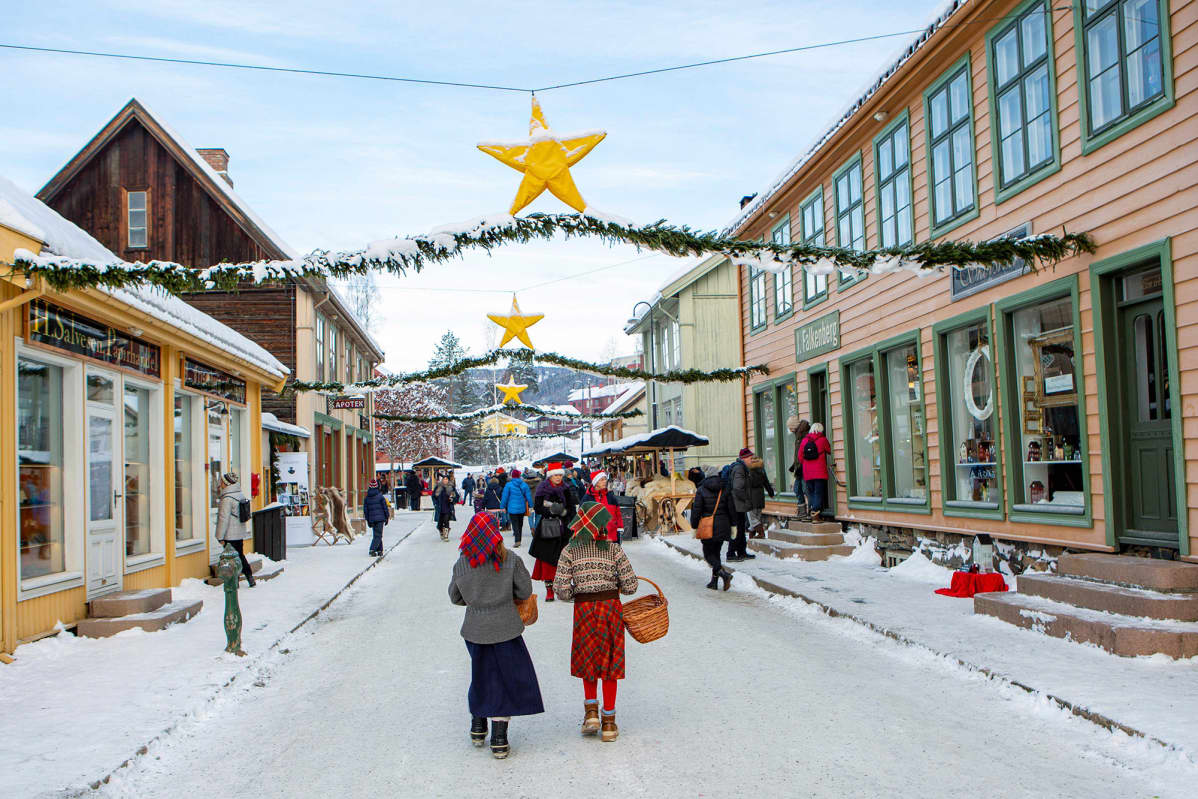 Joulukoristeltu katu Maihaugenin kaupunginosassa Lillehammerissa 1. joulukuuta.