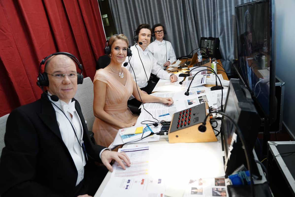 Ari Hakahuhta, Ella Kanninen, Jussi-Pekka Rantanen ja Sami Sykkö selostamokopissa presidentinlinnassa.