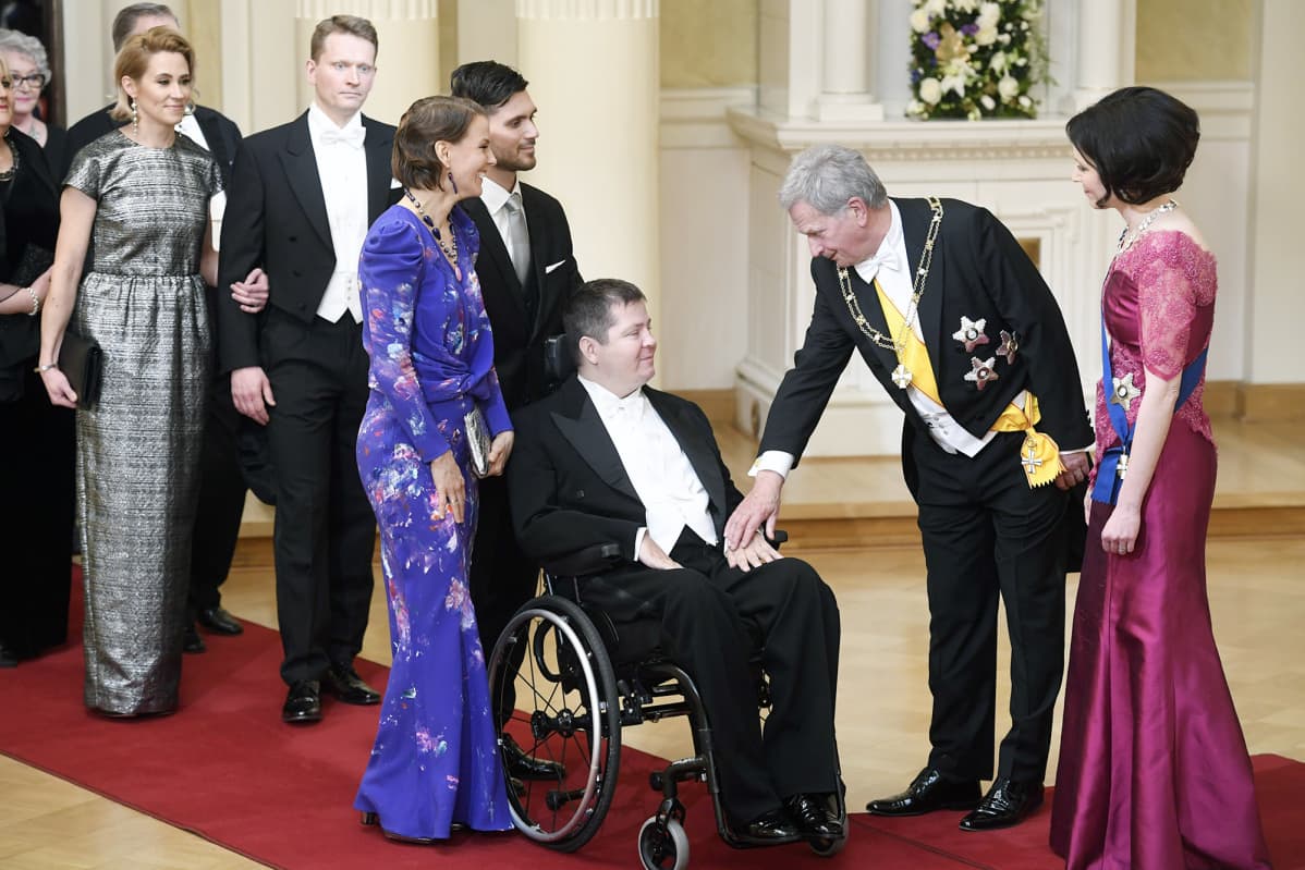 Entinen telinevoimistelija Jari Mönkkönen yhdessä vaimonsa Sanna Mönkkösen kättelemässä linnan juhlissa itsenäisyyspäivänä.