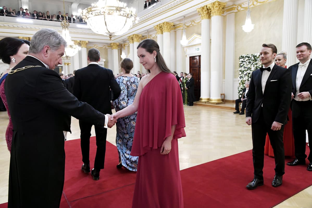 Liikenne- ja viestintäministeri Sanna Marin linnan juhlissa itsenäisyyspäivänä.