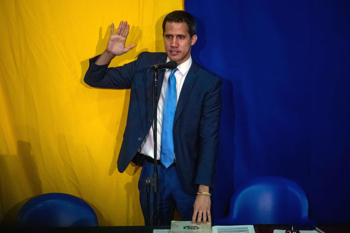 Juan Guiadó vilkuttaa kannattajilleen