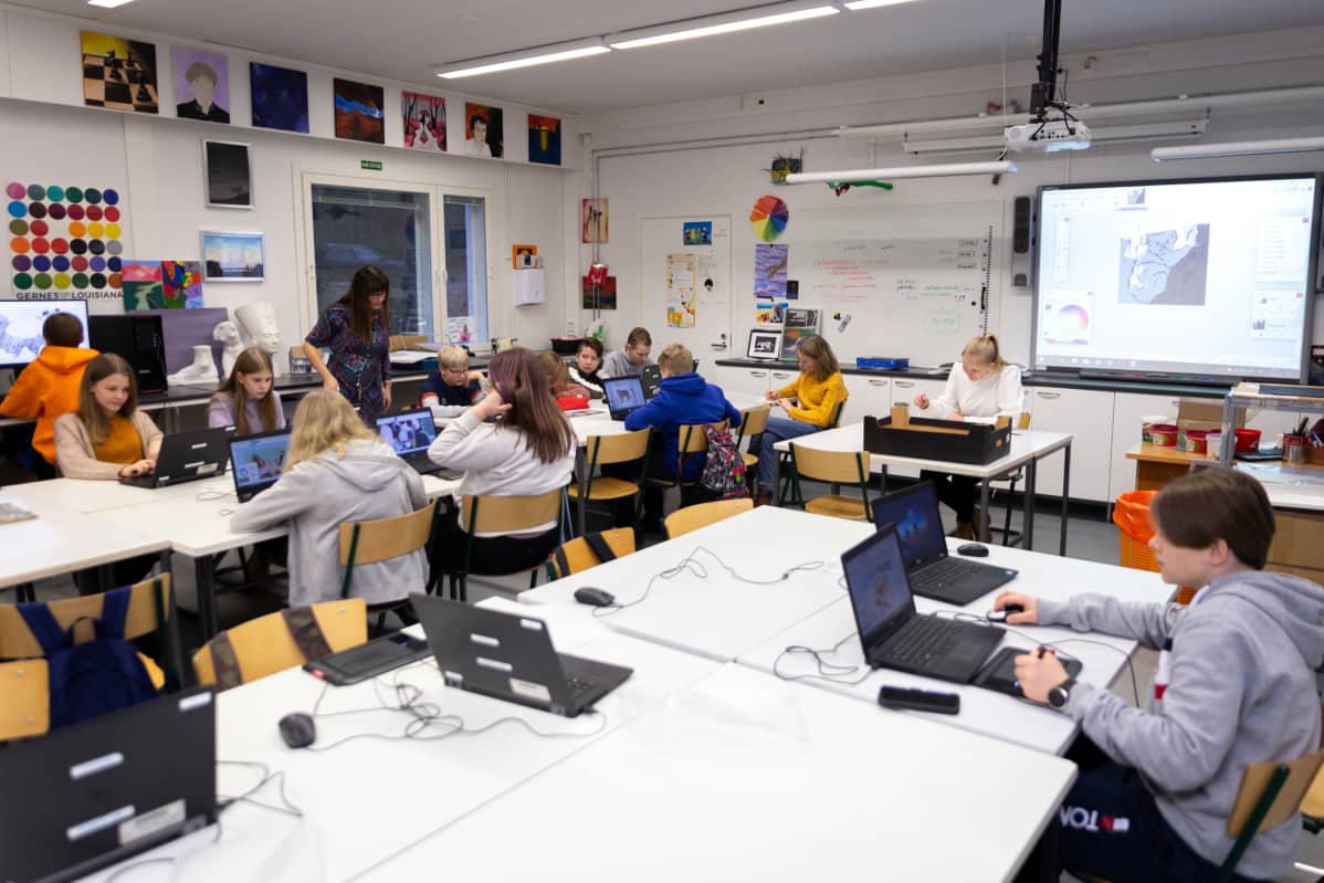 Viherlaakson yläkoulun oppilaita kuvataiteen tunnilla.