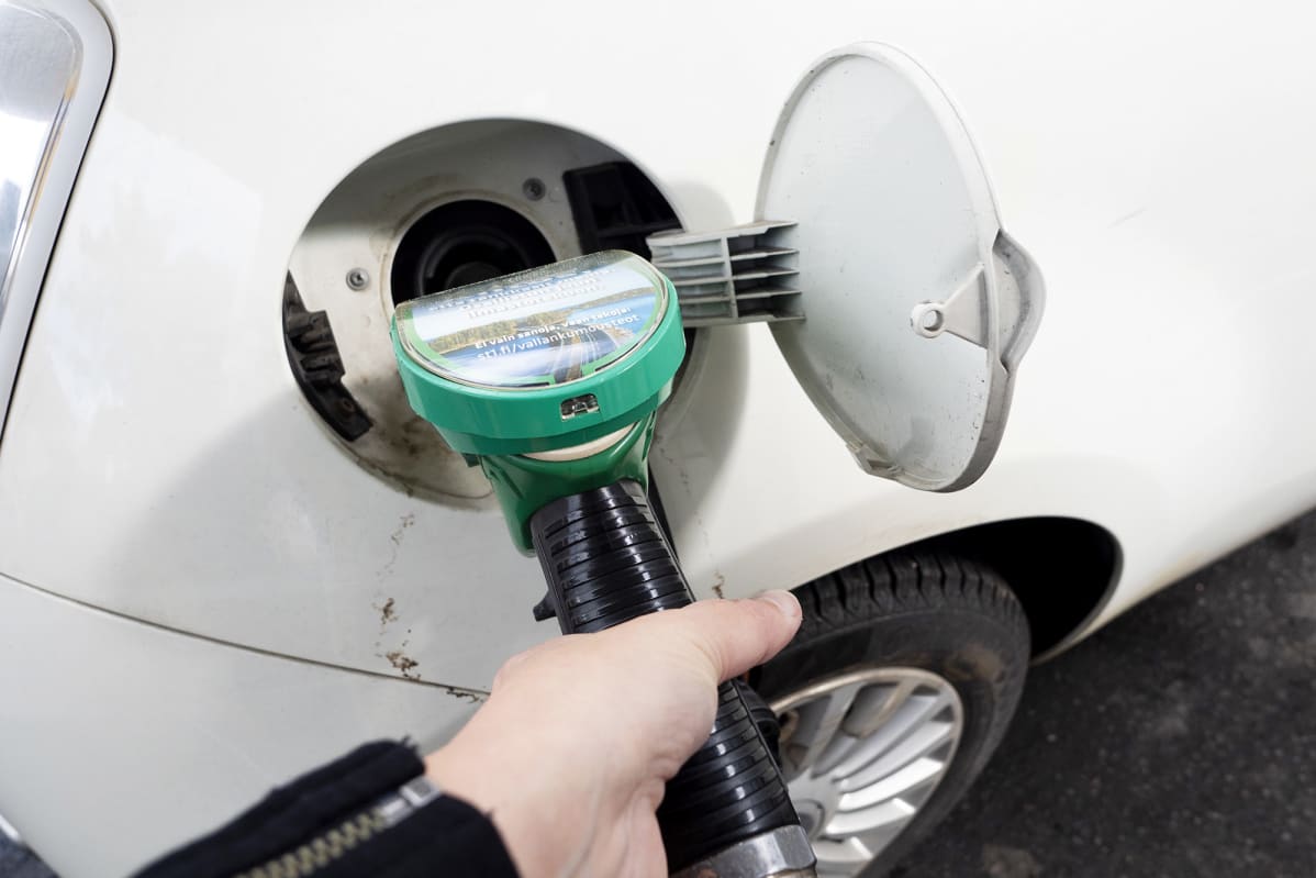 Bensiiniä tankataan autoon huoltoasemalla.