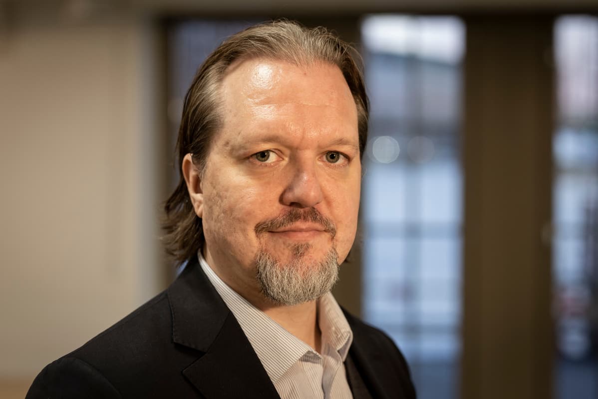 Kehitysjohtaja Simo Rahikainen seisoo Index Varainhoidon toimiston aulassa.