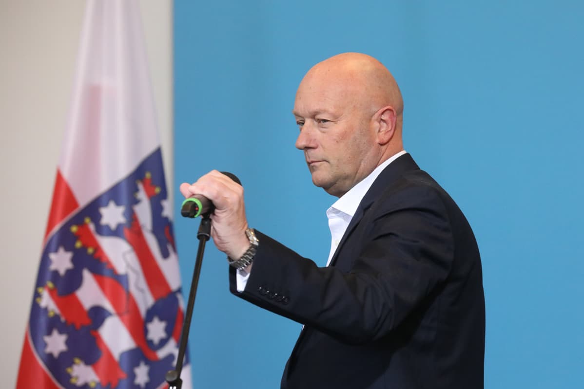 Thomas Kemmerich pitää puhetta.