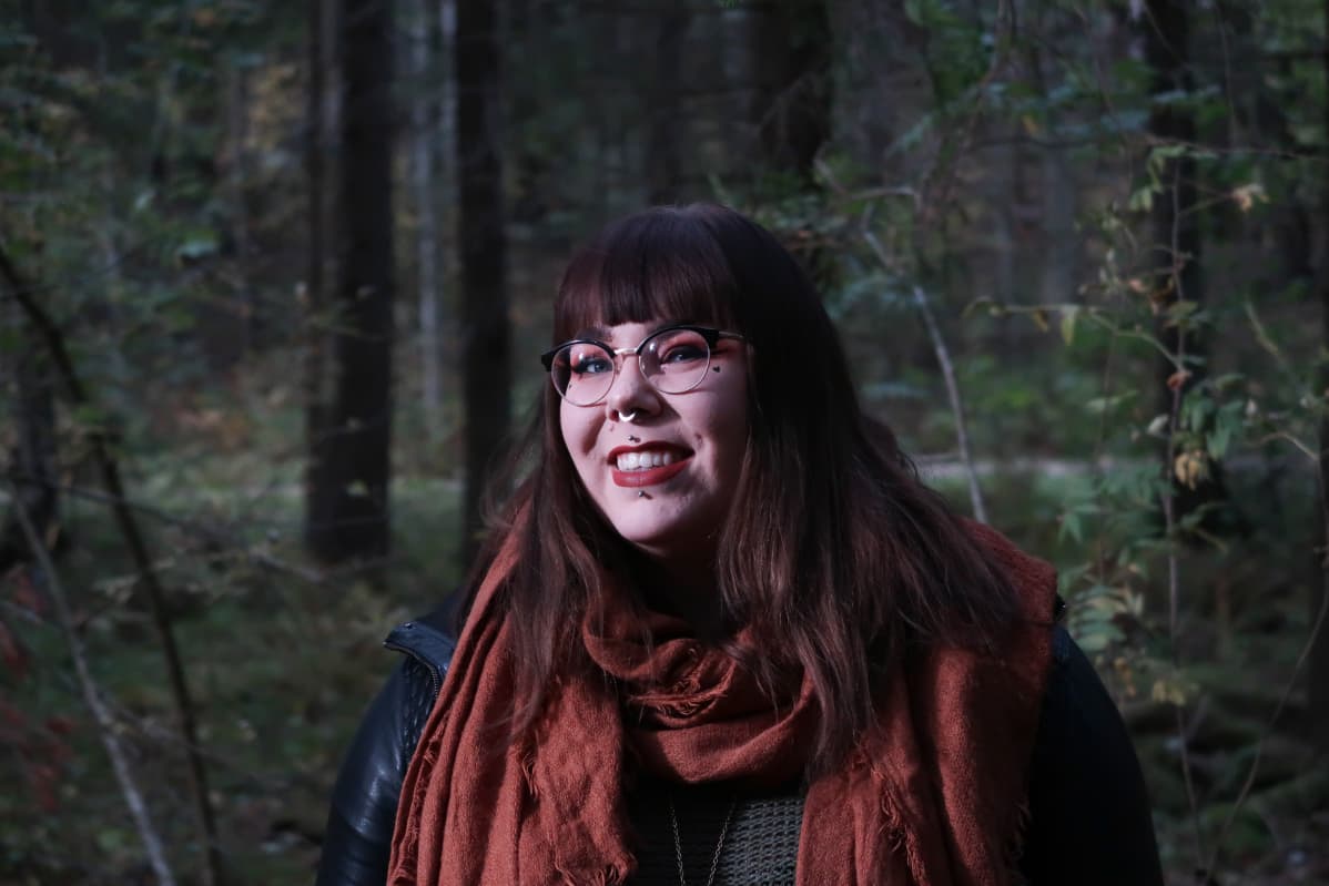 Vaatesuunnittelija Minnaleena Jaakkola inhoaa kansainvälisten muotijättien pluskokoa mainostavia "life, laugh, love" -kampanjoita. "Osa niistä on vain huomion hakemista, eivätkä isot kuluttajat oikeasti kiinnosta."