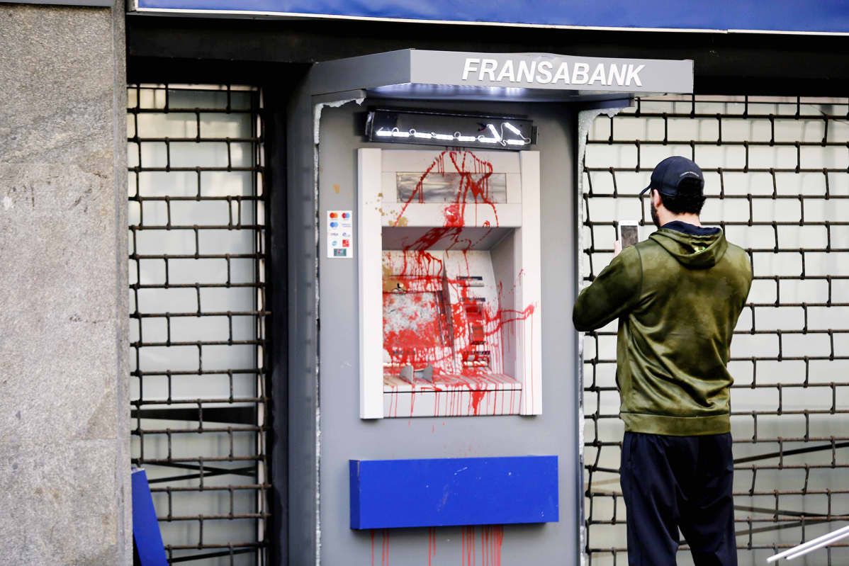 Mielenosoituksissa sotkettu pankkiautomaatti beirutissa.