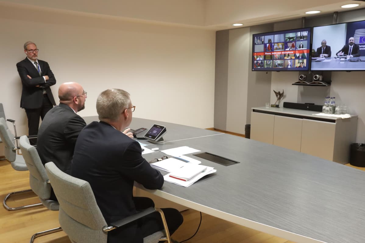 Eurooppaneuvoston puheenjohtaja Charles Michel (istumassa, vas.) veti videoneuvotteluja EU-maiden johtajien kanssa.