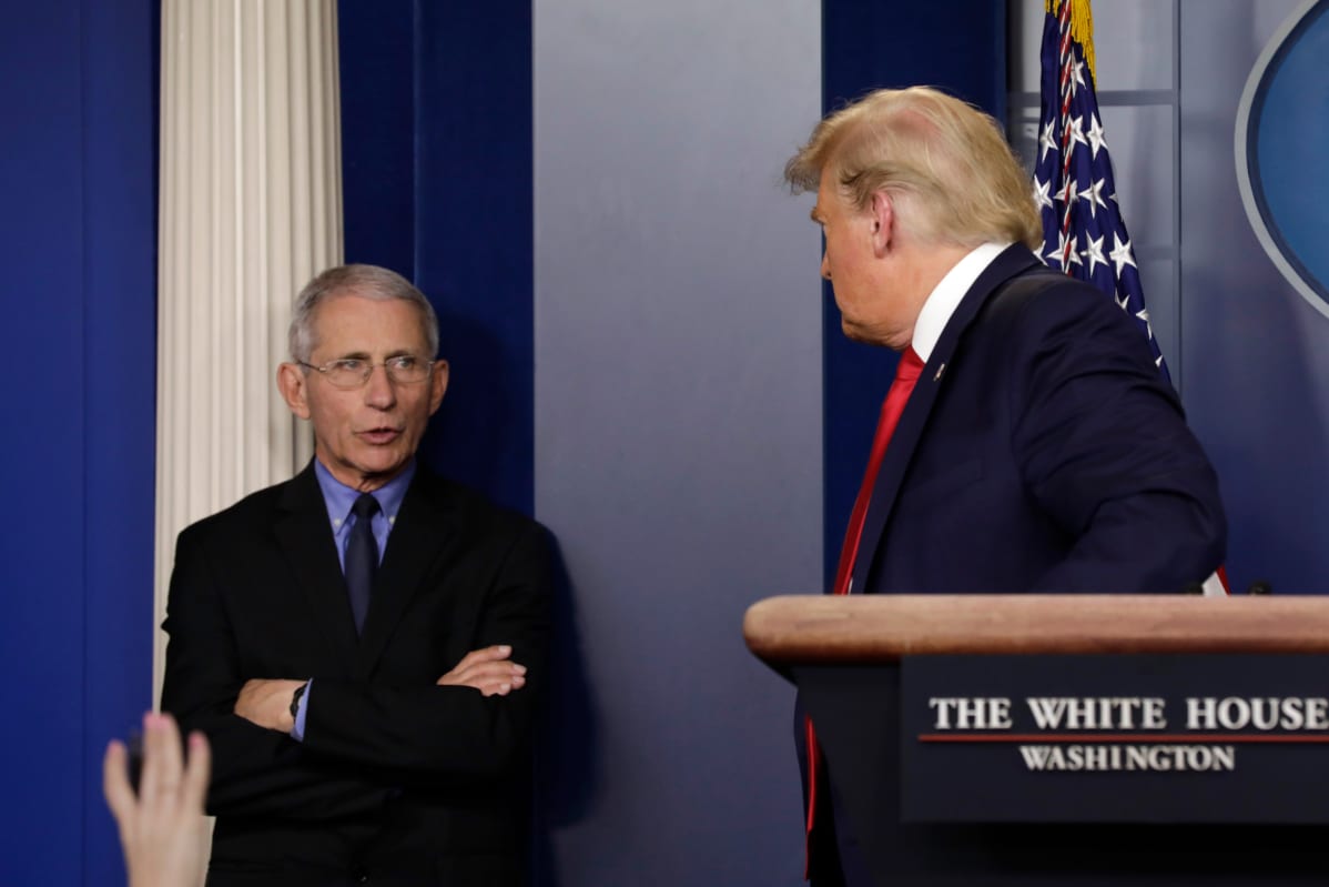 Infektiotautiinstituutin johtaja Anthony Fauci keskustelee Trumpin kanssa