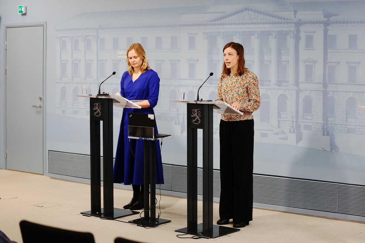 Tiede- ja kulttuuriministeri Hanna Kosonen (kesk.) ja opetusministeri Li Andersson (vas.) hallituksen tiedotustilaisuudessa 2.4.2020.