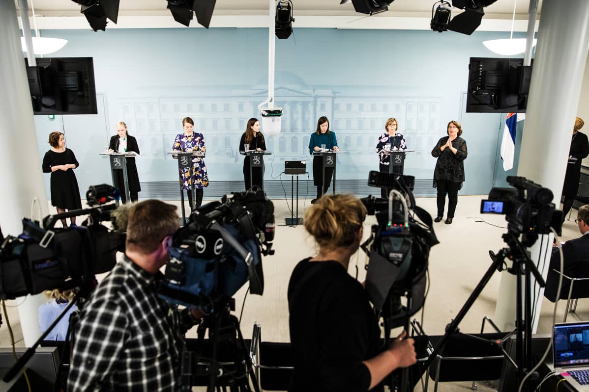 Outi Huusko toimii viittomakielen tulkkina hallituksen tilaisuuksissa.