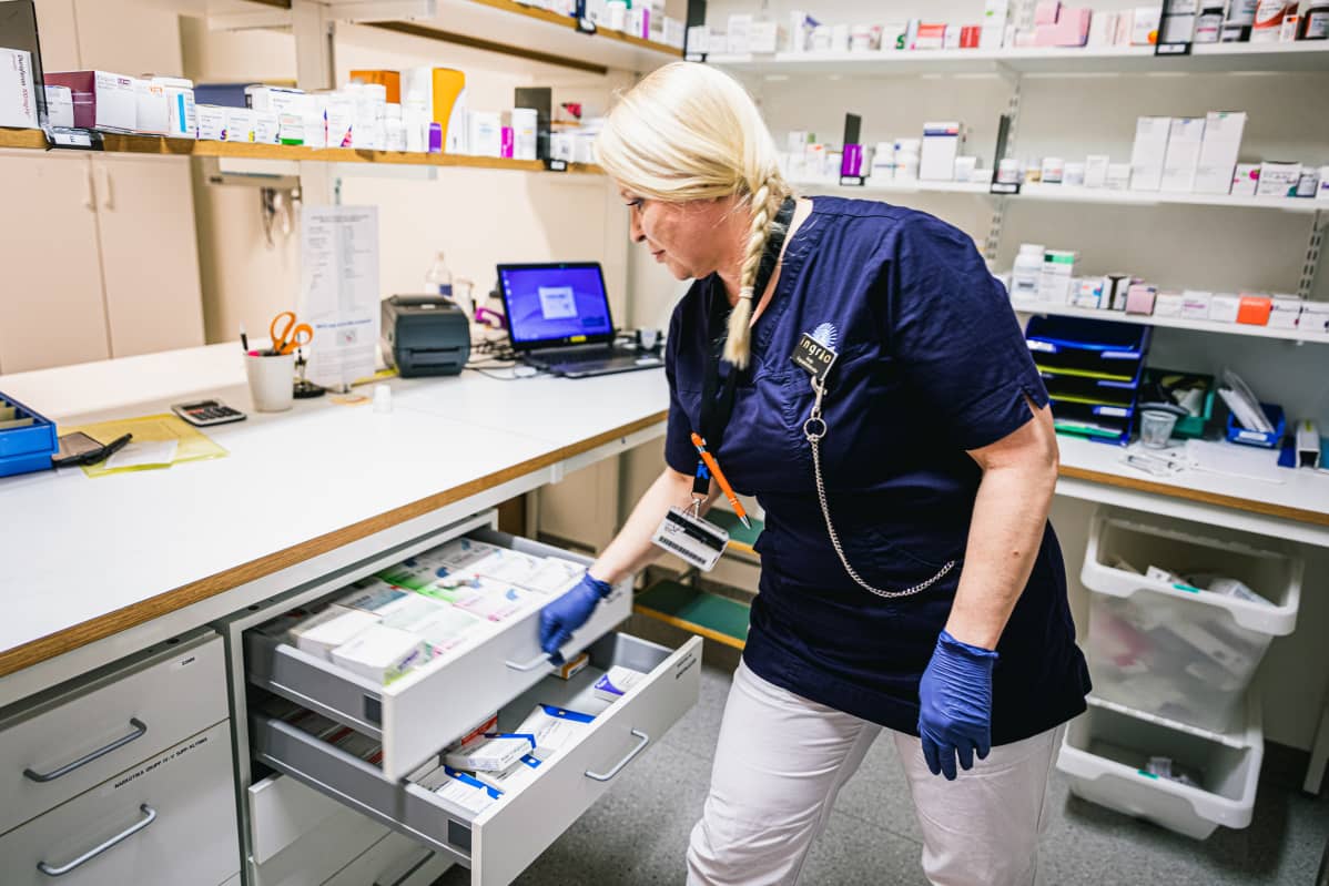 Vaikka Ruotsi on epäonnistunut vanhusten suojelemisessa, pitää Aspinen Ruotsia erittäin hyvänä maana työskennellä sairaanhoitajana.