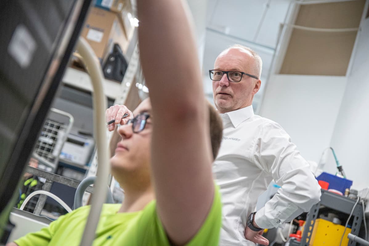 Esko Airaksinen ja Topi Tiainen korjaamolla