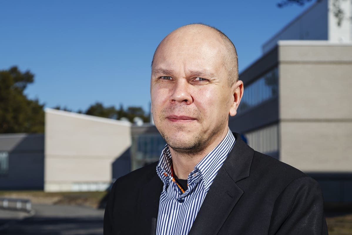 Kuvassa on Rokotetutkimuskeskuksen johtaja, professori Mika Rämet.