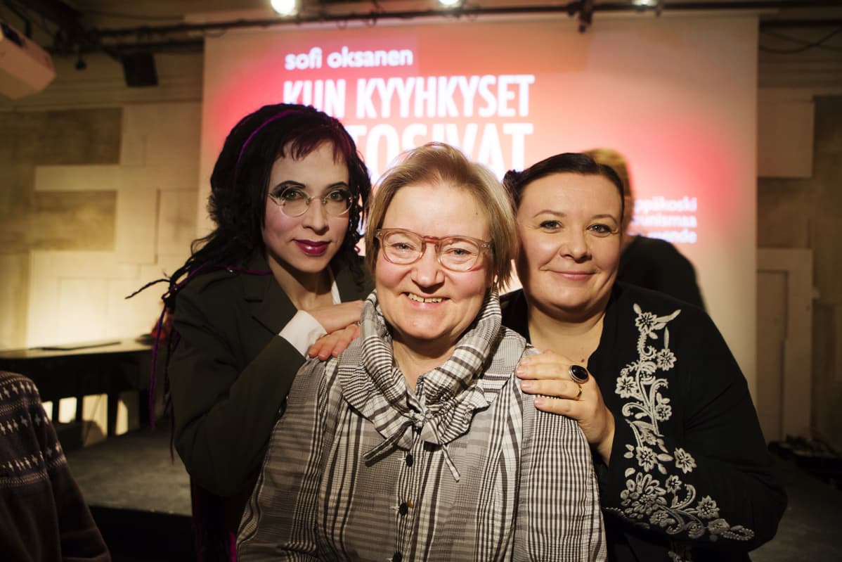 Kuvassa on kirjailija Sofi Oksanen, ohjaaja Raila Leppäkoski ja säveltäjä Maija Kaunismaa.