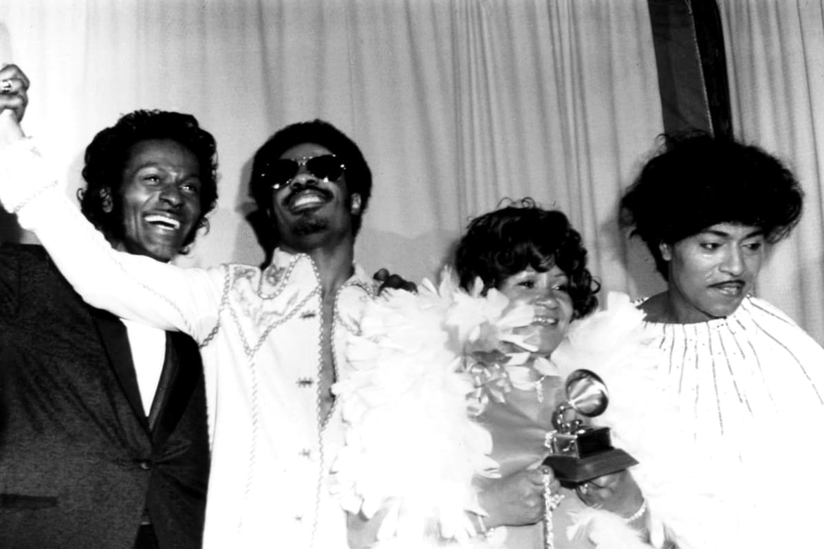 Päiväämättömässä valokuvassa poseeraavat Chuck Berry, Stevie Wonder, Wonderin äiti Lula Hardaway ja Little Richard.