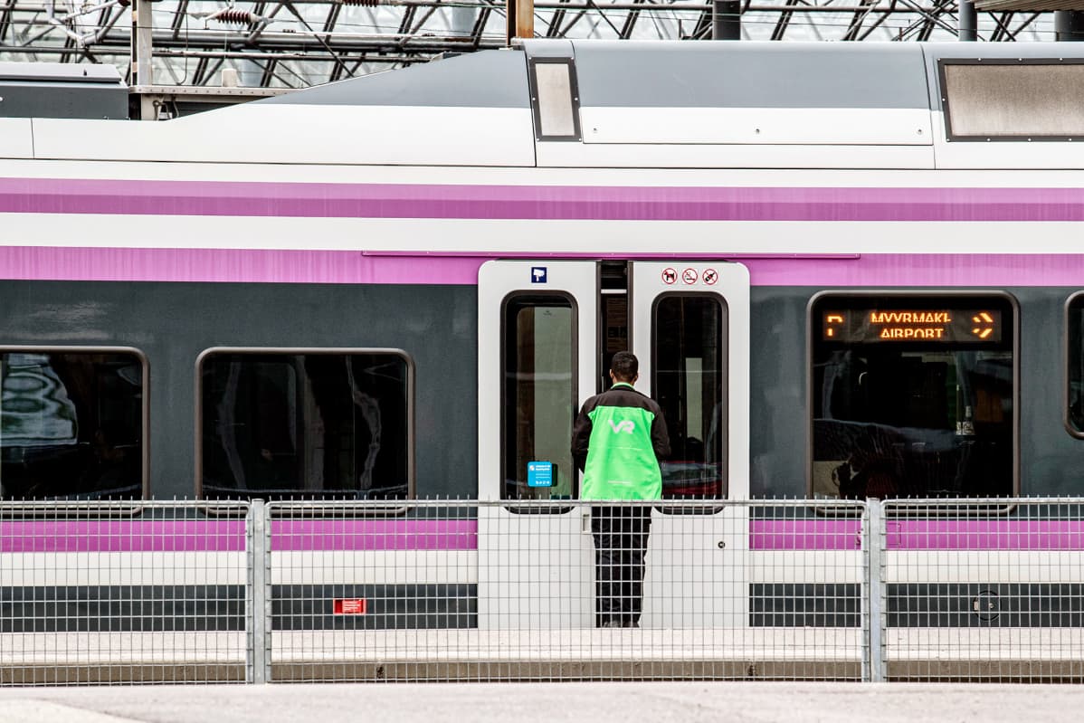 Konduktööri astumassa paikallisjunaan.