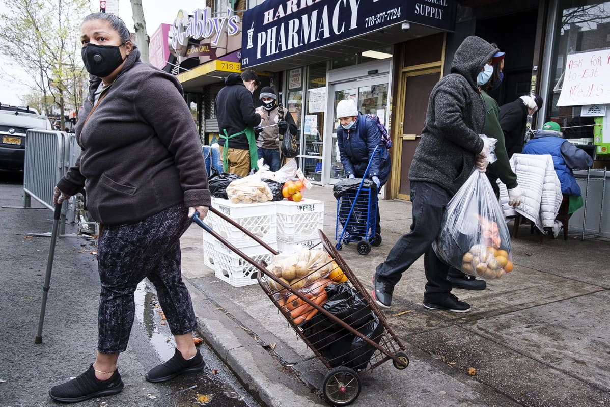 Kuvassa on newyorkilaisia noutamassa ruokakasseja.