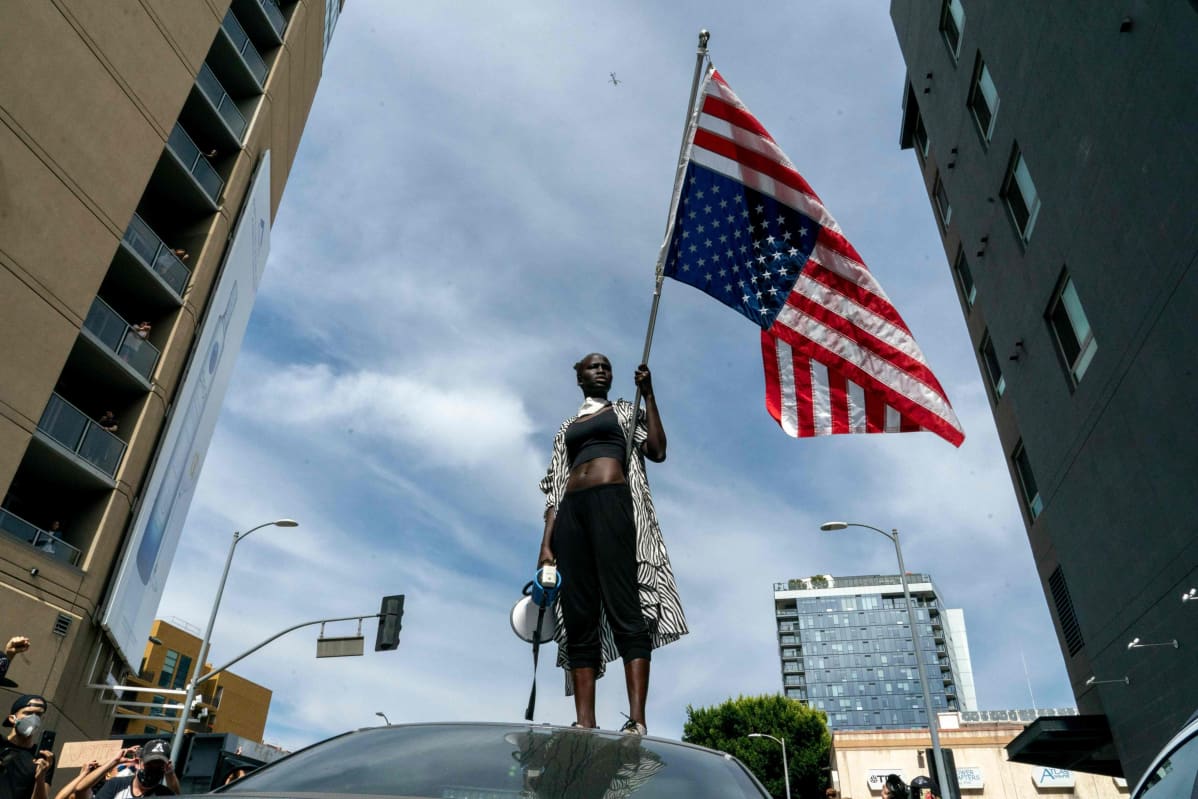 Protestoija mielenosoituskulkueessa Hollywoodissa 2. kesäkuuta 2020.