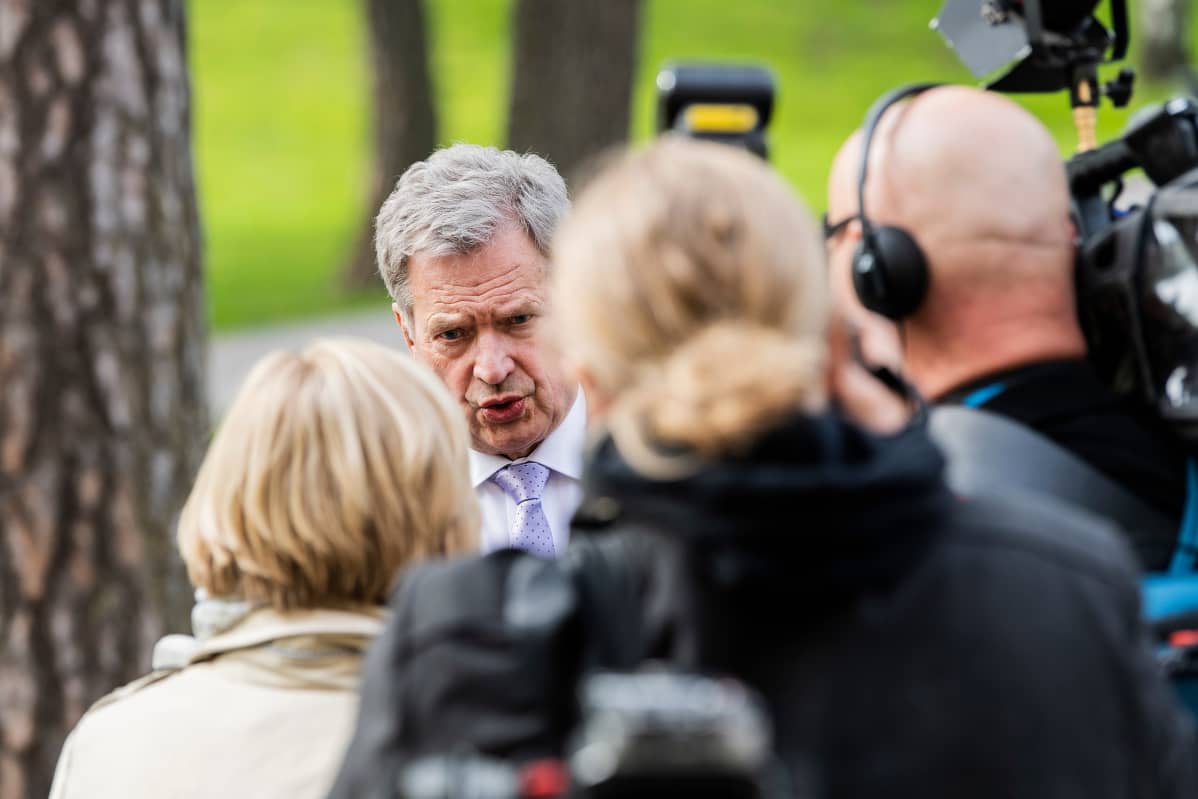 Sauli Niinistö haastateltavana 24.5.2020 Pasilan Studiotalon edessä Kultaranta-keskustelujen liittyen.