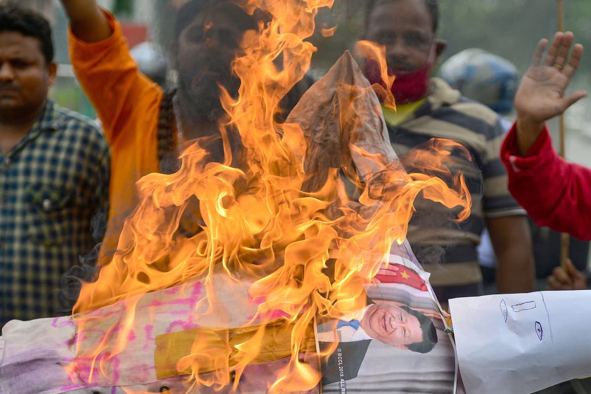 Kuvassa BJP:n kannattajat polttavat Xi Jinpingin kuvan Intian Prayagrajissa .