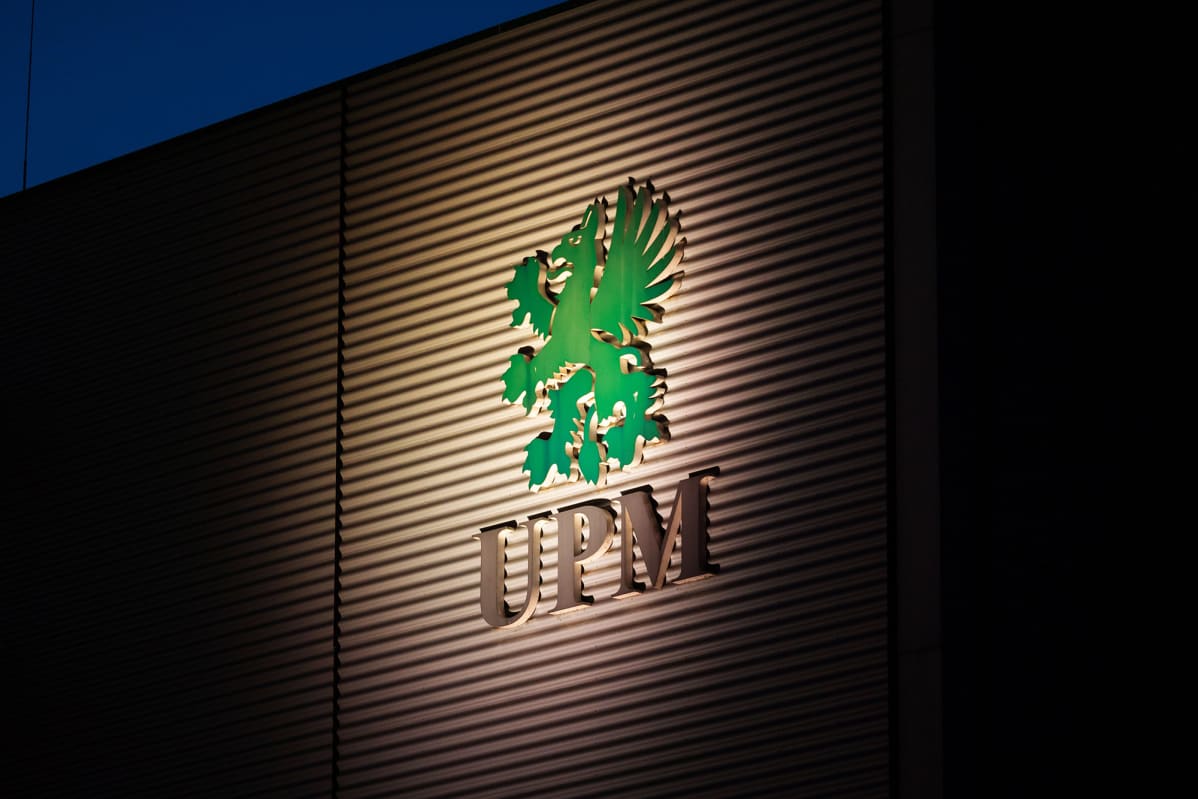 Kuvassa on metsäyhtiö UPM:n kyltti seinällä.