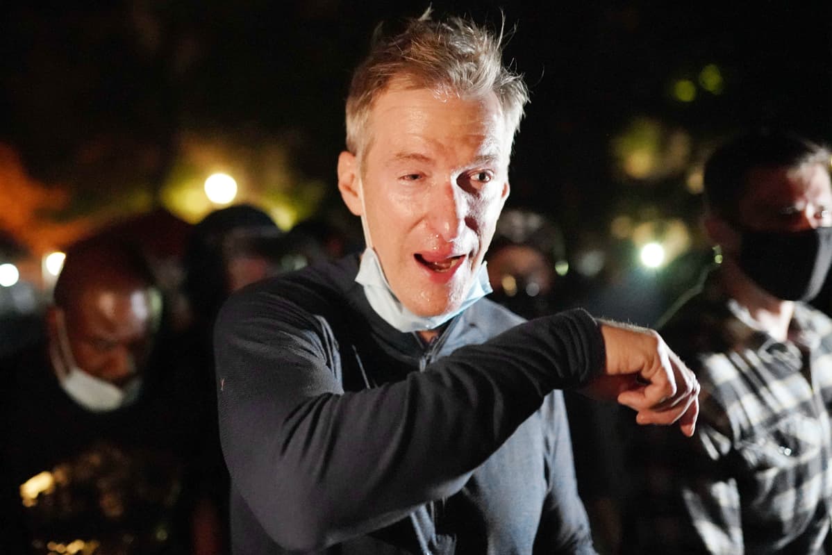 Ted Wheeler pyyhkii kyyneleitä kasvoiltaan.