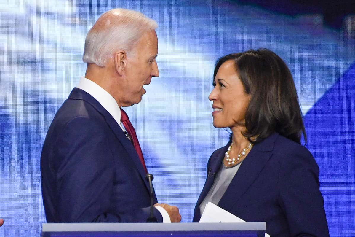 Joe Biden ja Kamala Harris keskustelivat Houstonissa Texasissa 12. syyskuuta 2019 demokraattien presidenttiehdokkaiden väittelyn jälkeen. Tuolloin Harris kampanjoi vielä oman ehdokkuutensa puolesta.