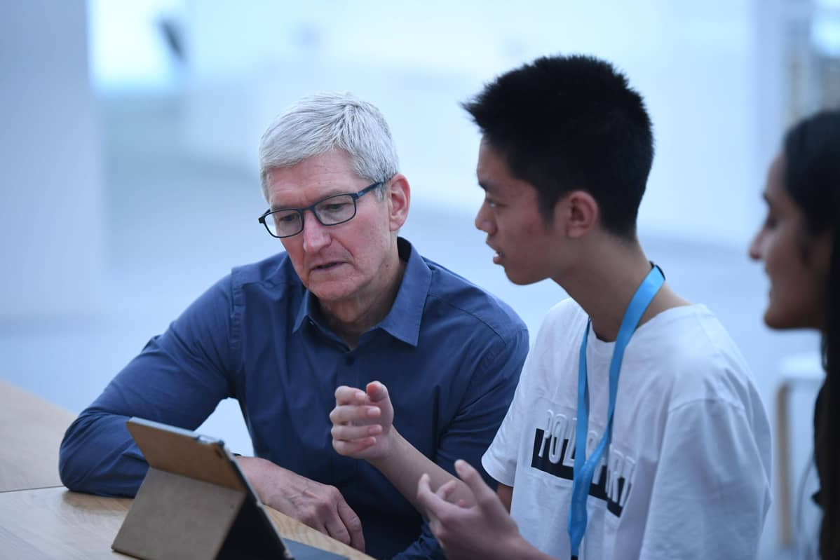 Kuvassa on Tim Cook.