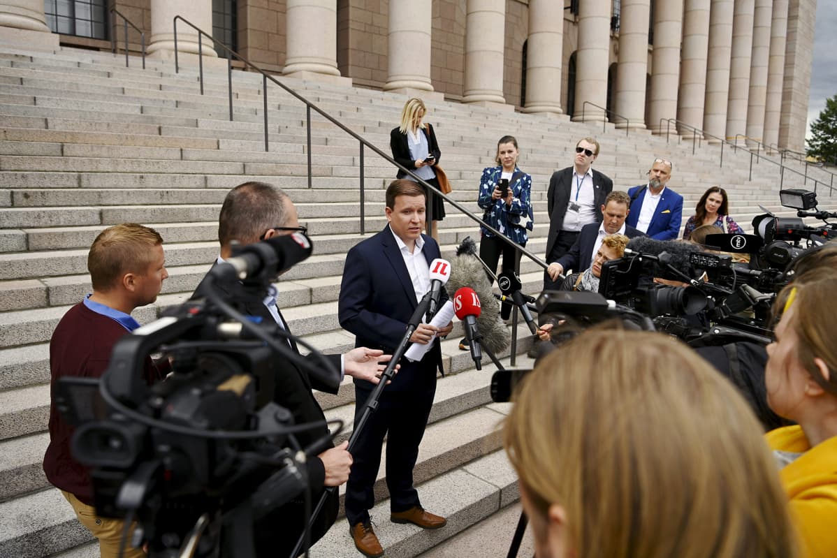 Ryhmän puheenjohtaja Ville Tavio (kesk.) tiedotustilaisuudessa perussuomalaisten eduskuntaryhmän kokouksen jälkeen eduskuntatalolla Helsingissä 23. heinäkuuta 2020.
