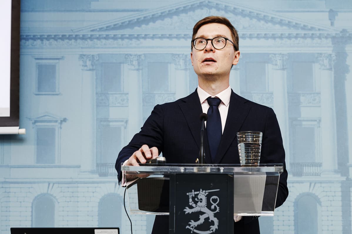 Johtava erityisasiantuntija Olli Kärkkäinen valtiovarainministeriön työllisyystoimia käsittelevässä tiedotustilaisuudessa Helsingissä 14. elokuuta 2020.