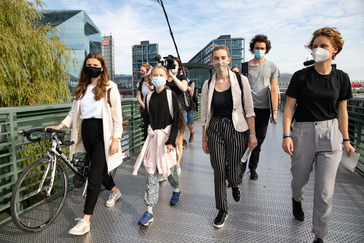 Greta Thunberg ja kolme muuta aktivistia kävelee kadulla