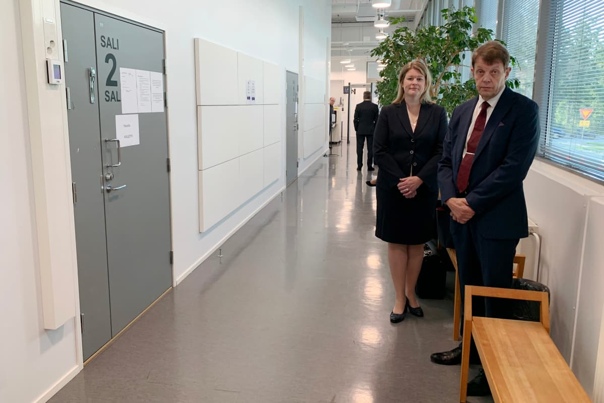 Kuvassa on Jukka Haavisto ja Laura Sairanen.