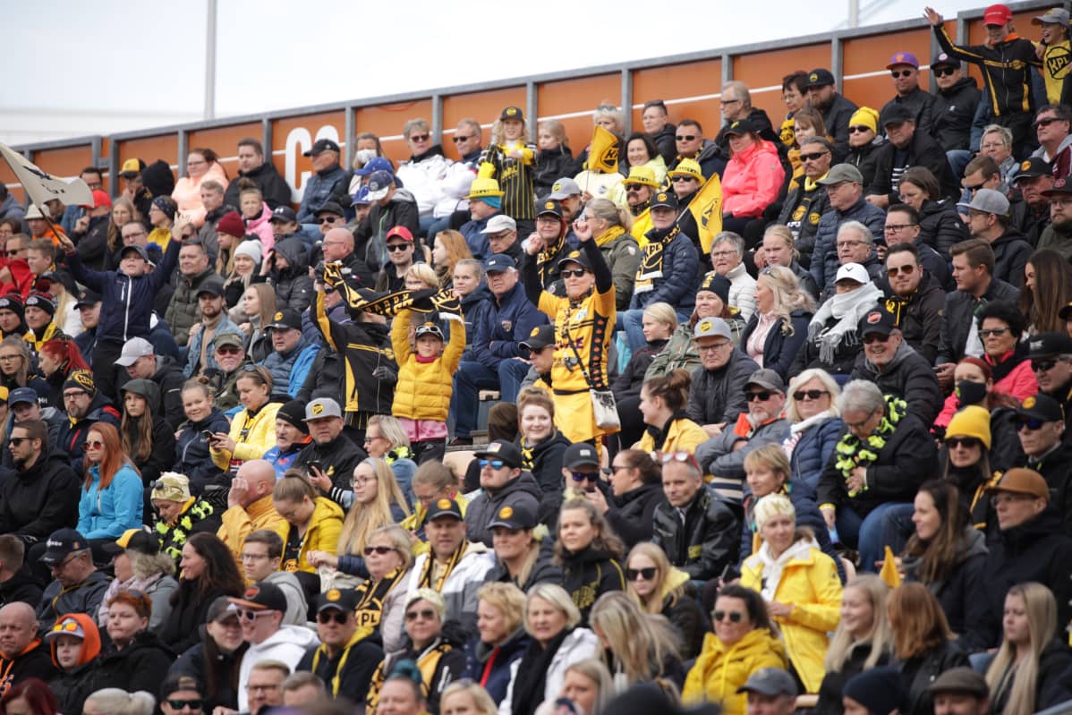 Kouvolan pesäpallostadionin yleisöä