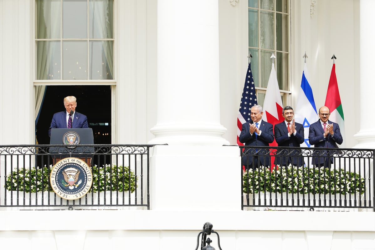Donald Trump, Benjamin Netanjahu, Abdullah bin Zayed ja Abdulatif al-Zayani tiedotustilaisuudessa Washingtonissa.