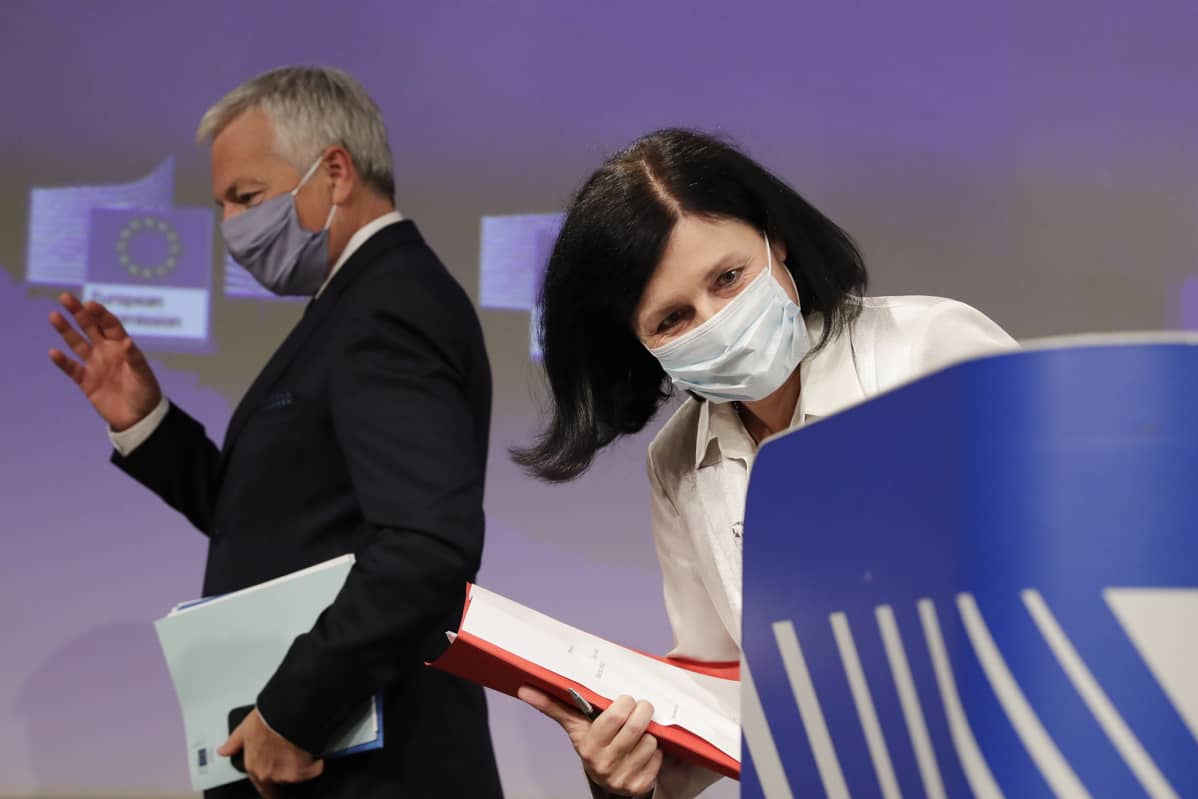 Kuvassa ovat Vera Jourova ja Didier Reynders.