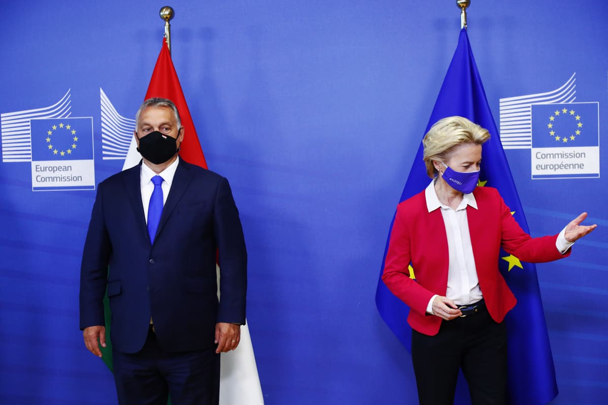 Kuvassa ovat Viktor Orban ja Ursula von der Leyen.