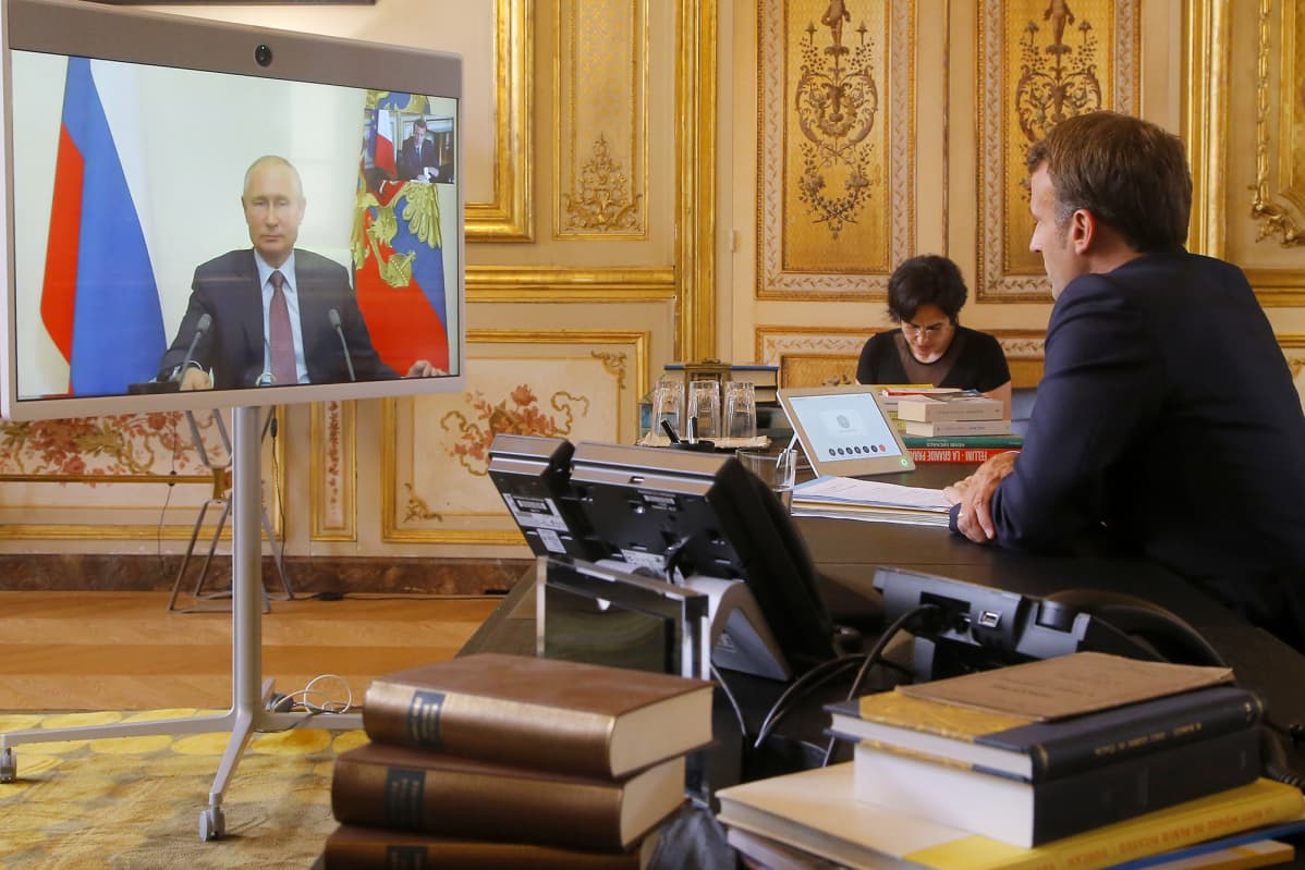Kuvassa Vladimir Putinilla ja Emmanuel Macronilla on käynnissä videoneuvottelu.