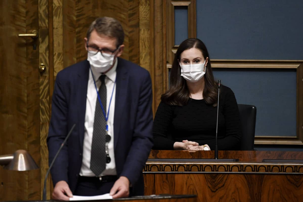 Pääministeri Sanna Marin (SDP) kuuntelee, kun valtiovarainministeri Matti Vanhanen (kesk.) vastaa opposition välikysymykseen eduskunnan täysistunnossa Helsingissä 30. syyskuuta 2020.