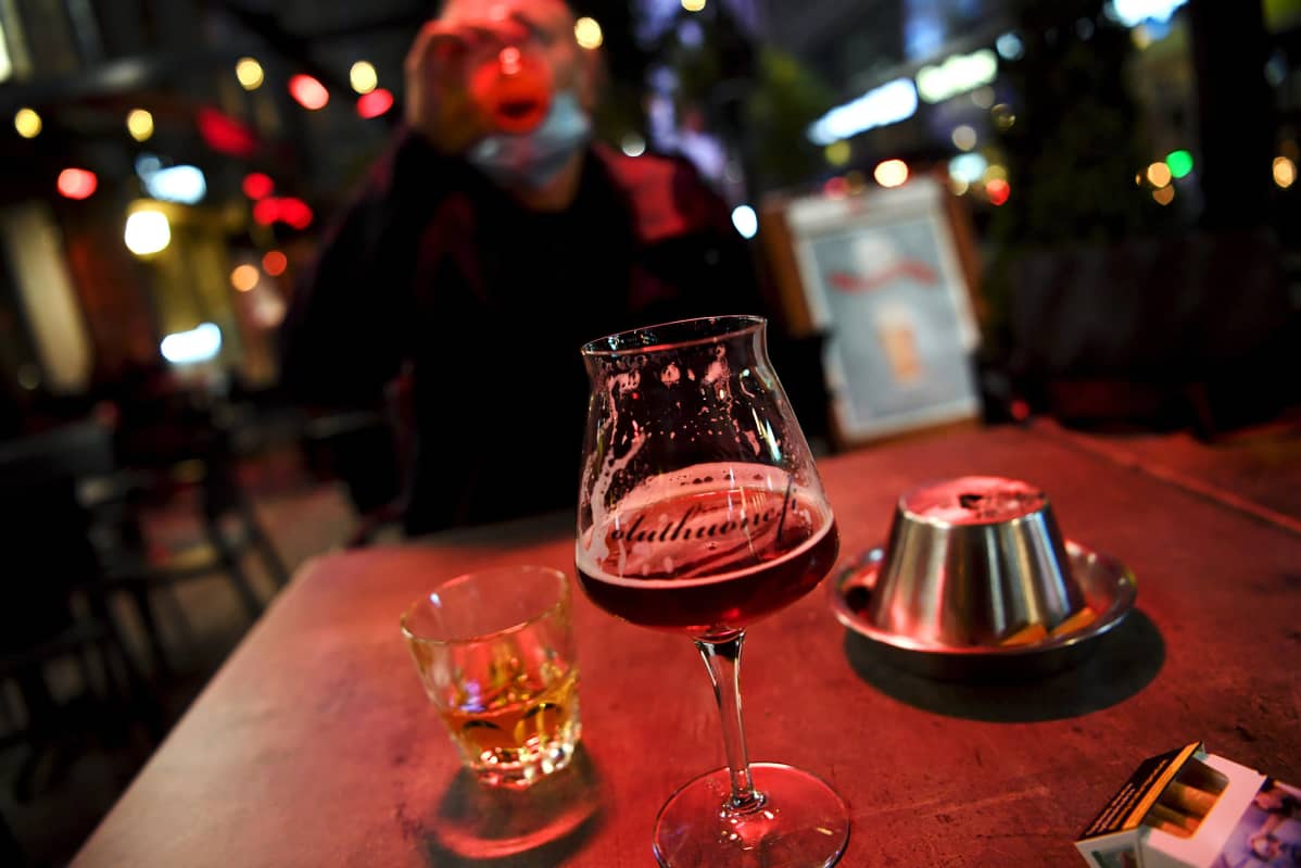 Asiakas nauttii alkoholia helsinkiläisen Ölhus Köbenhaven -ravintolan ulkoterassilla keskiviikkona 30. syyskuuta 2020.