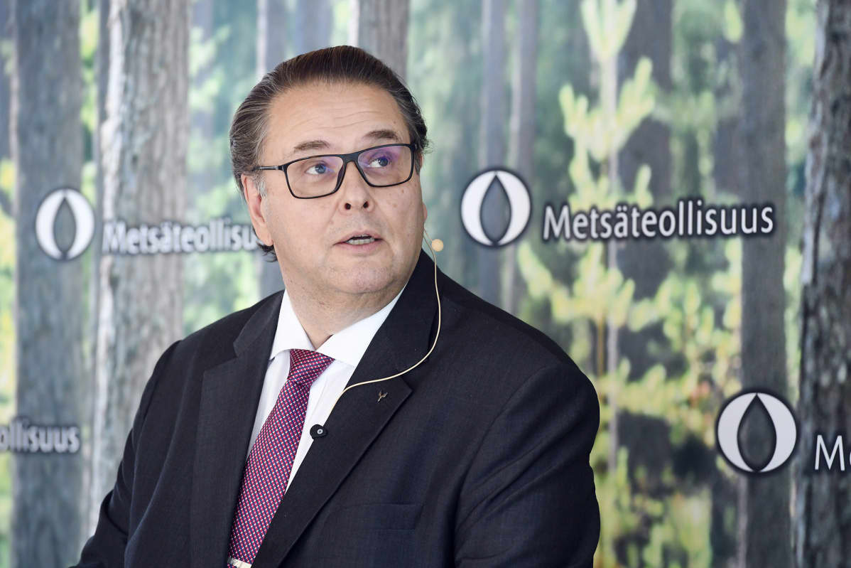 Metsäteollisuus ry:n hallituksen puheenjohtaja Ilkka Hämälä yhdistyksen tiedotustilaisuudessa Helsingissä 1. lokakuuta 2020.