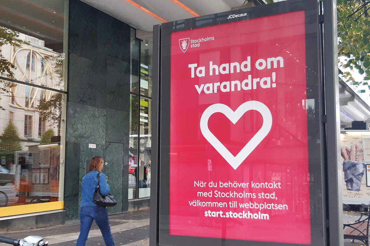 Kuvassa on koronavirus-aiheinen juliste Tukholmassa.