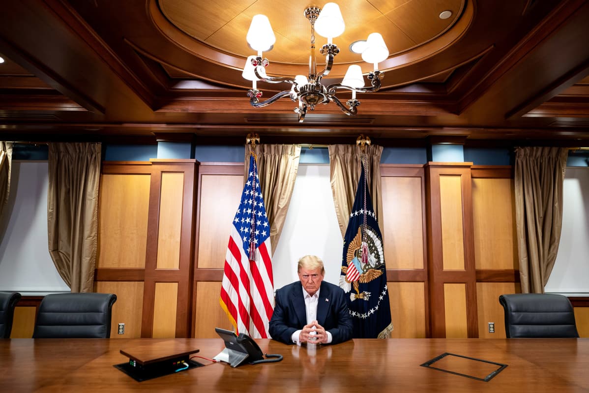 Valkoisen talon välittämättä kuvassa on Donald Trump.