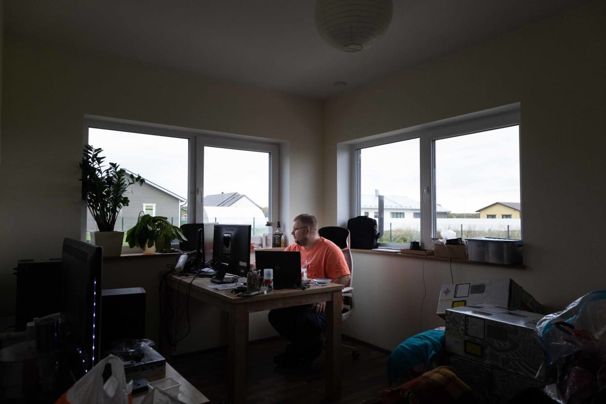 Janar Kauber johtaa virolaista Shoppa.ee -verkkokauppaa kotoa käsin. Työnantaja suhtautuu joustavasti pieniin taukoihin, joita vauvan hoitaminen aiheuttaa.