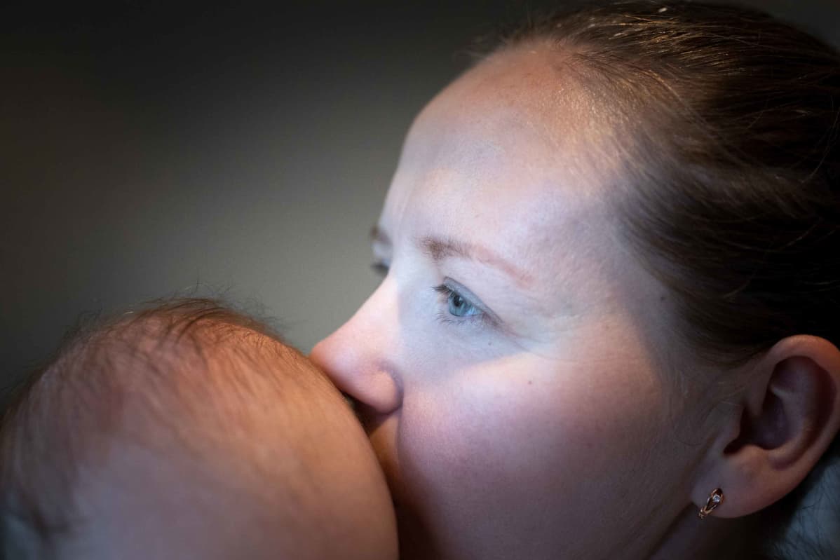 Rahel Lindpärg ei usko, että kukaan tekee lapsia valtion tuen takia. Tuki antaa kuitenkin varmuutta uuteen elämäntilanteeseen.