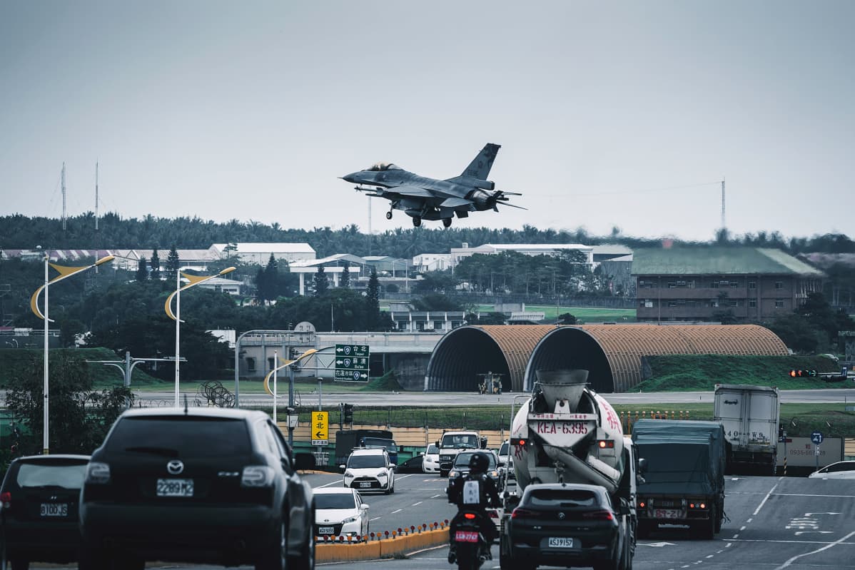Kuvassa F16-hävittäjä laskeutuu Taiwanissa.