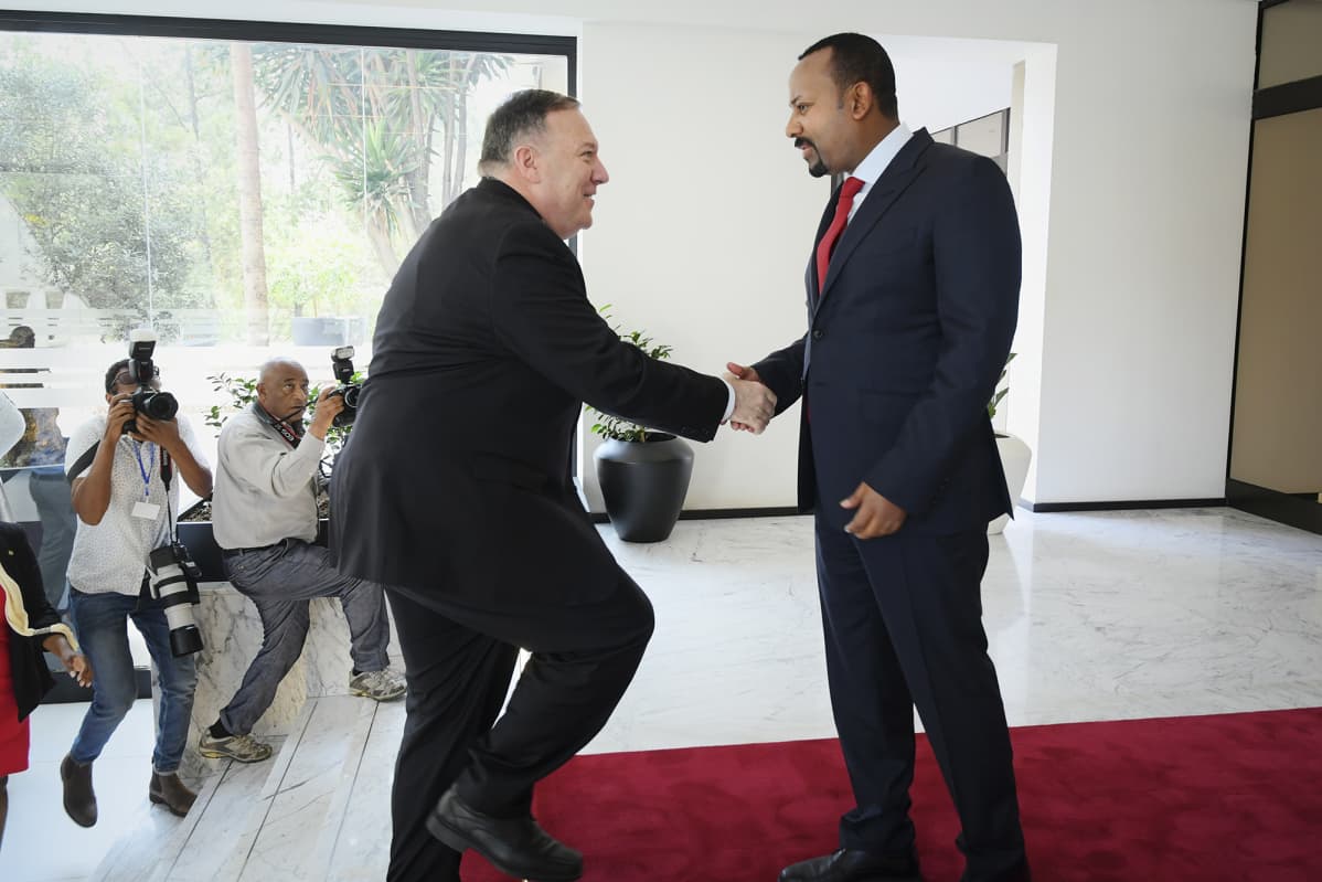 Kuvassa ovat Mike Pompeo ja Abiy Ahmed.