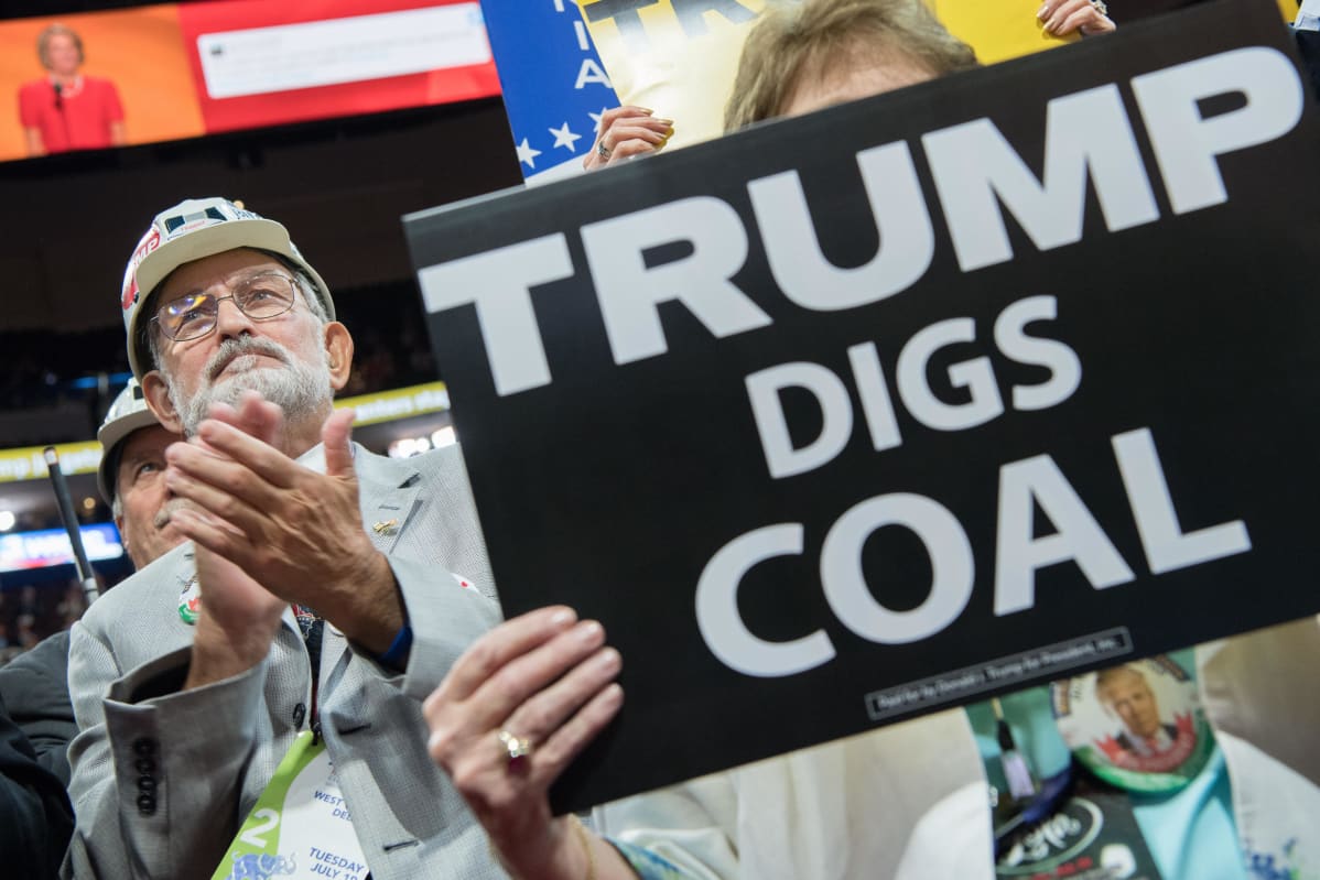 Trumpin hiilipolitiikkaa kannattavia rebuplikaaneja.