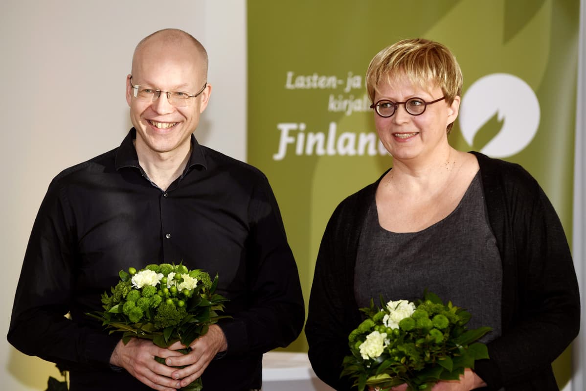 Aino Havukainen ja Sami Toivonen lasten- ja nuortenkirjallisuuden Finlandia-palkinnon ehdokkaiden julkistustilaisuudessa Helsingissä.