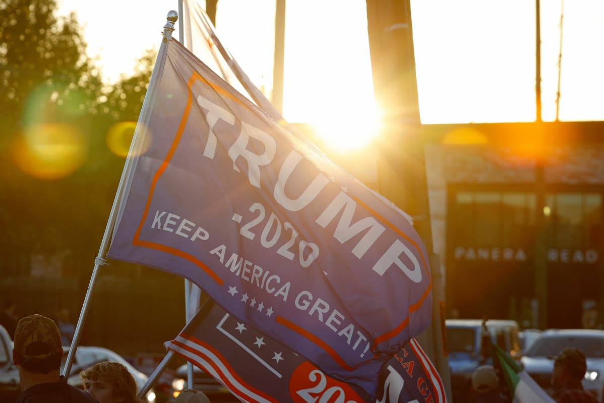 Trumpin kannattajat heiluttivat tiistaina lippuja äänestyspaikan ulkopuolella Houstonissa, Texasissa.
